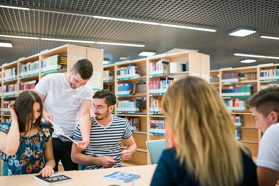 Studenci w Bibliotece Politechniki Rzeszowskiej