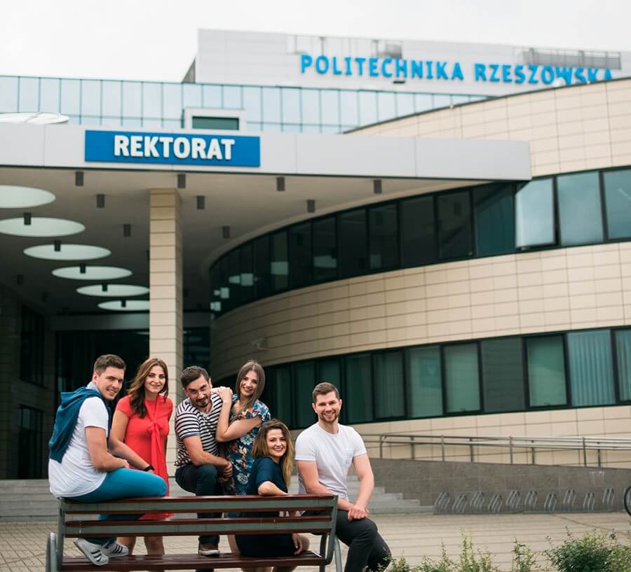 Studenci na tle budynku Rektoratu Politechniki Rzeszowskiej